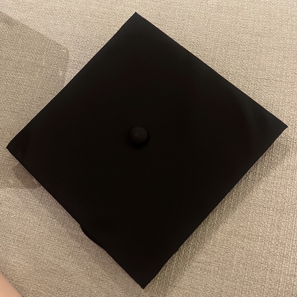 One size graduation cap. Black. - Picture 2 of 2